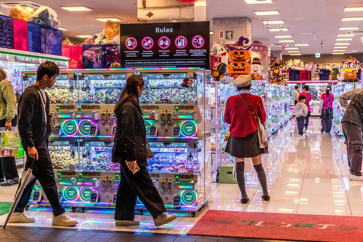 Gachapon-Geschäft in Osaka, Dotonbori, für Kapselspielzeug, Plüschetiere und allerlei Glücks- und Trostbringer / © Foto: Georg Berg