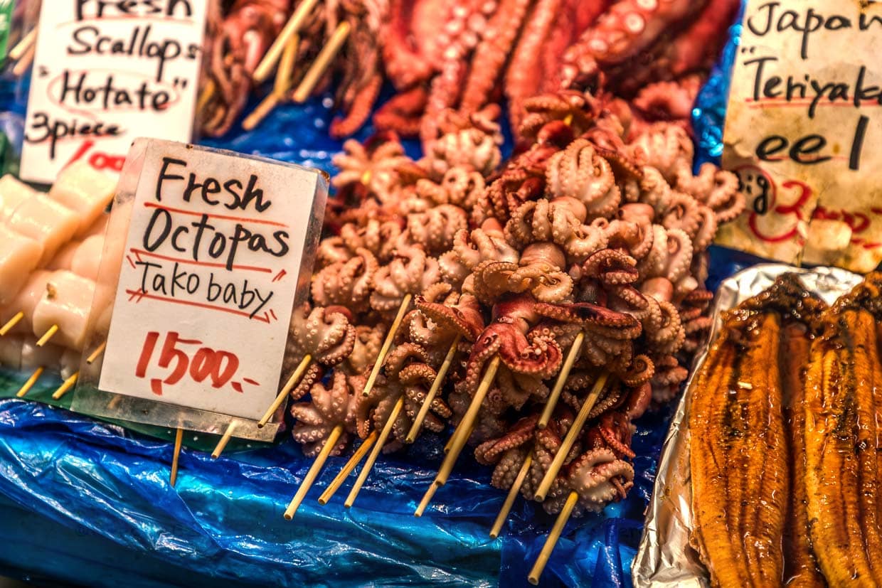 Tako-Baby, frischer Oktopus auf dem Kurromon-Markt in Osaka / © Foto: Georg Berg