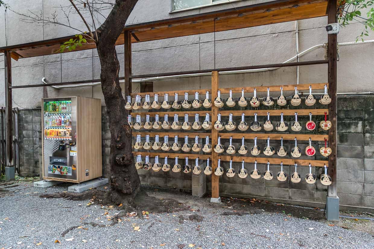 Die traditionellen Glücksbringer an japanischen Schreinen heißen Omamori. Hier hängen „Ema“, Holztäfelchen mit einem persönlichen Wunsch, am Mitsu Hachiman Schrein mitten in den belebten Einkaufsstraßen von Osaka / © Foto: Georg Berg