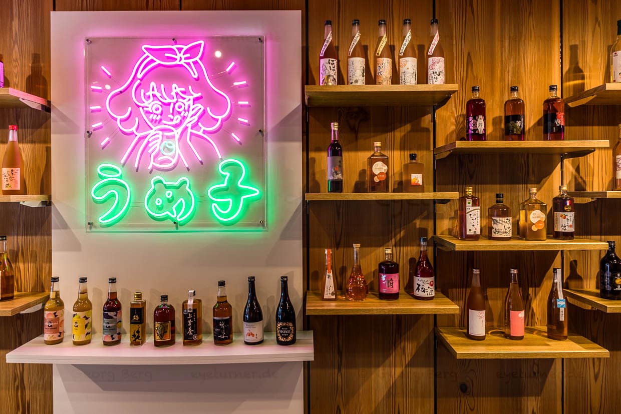 Die Umeshu-Bar in Tanabe bietet eine große Auswahl an regionalen Pflaumenlikören. Wakayama ist der größten Produzent innerhalb Japans. Umeshu schmeckt Süß-säuerlich, fruchtig-aromatisch mit Noten von Steinobst, Mandel und leichter Säure; oft liegt eine Ume im Flaschenboden / © Foto: Georg Berg