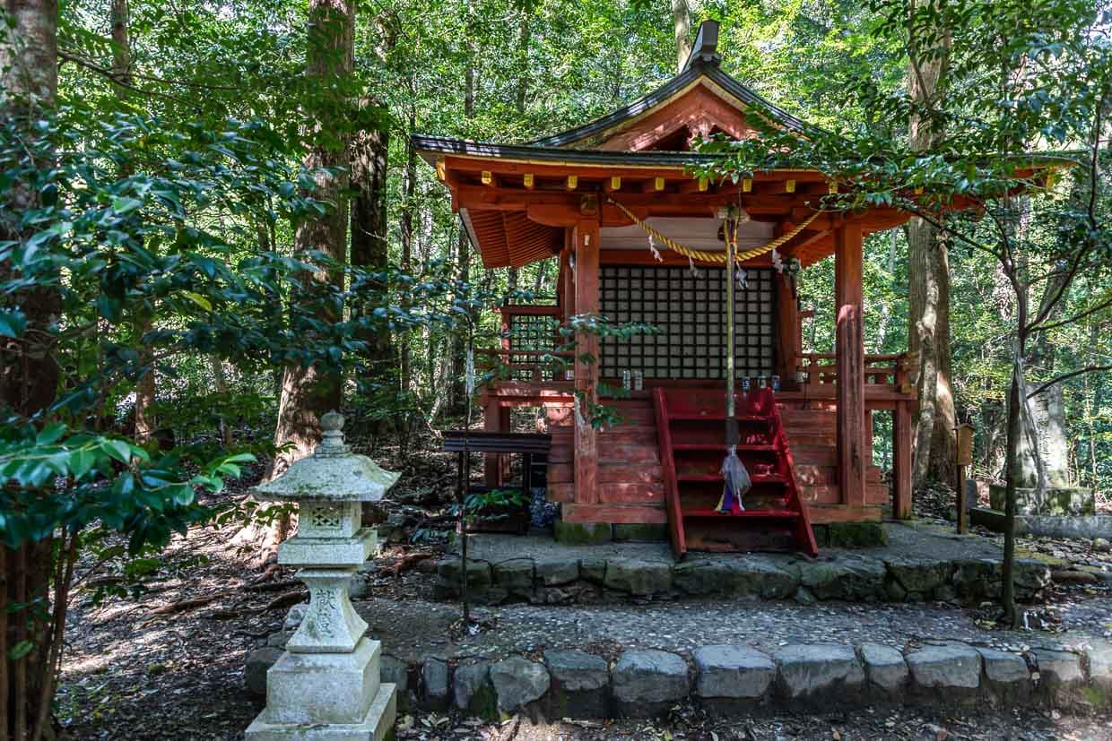 Hosshinmon-oji ist einer der wichtigsten Orte auf dem Kumano Kodo-Pilgerweg und markiert den äußersten Eingang zum heiligen Bezirk des großen Schreins Kumano Hongu Taisha. Historisch gesehen gab es entlang des Kumano Kodo viele Tore, die als physische Markierungen für religiöse Ritualphasen dienten. Hosshinmon-oji ist eines dieser wichtigen spirituellen Wahrzeichen / © Foto: Georg Berg