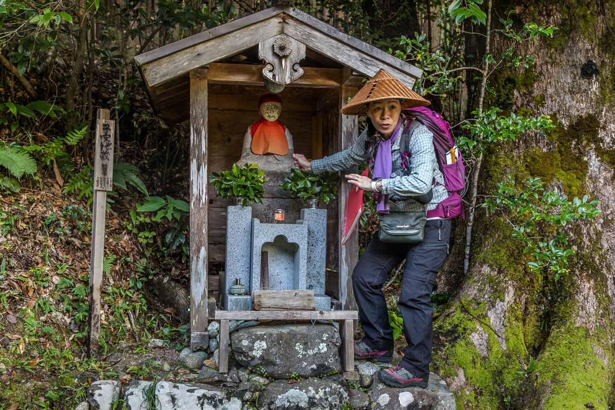 Jizō ist der Bodhisattva der Erde, Beschützer von Reisenden, Kindern und Seelen Verstorbener. Für Pilger symbolisieren sie Sicherheit auf dem Weg, Mut gegen Müdigkeit und Abwehr böser Geister – rote Stoffe wehren Dämonen ab. Einheimische suche die Jizo-Figurgen bis heute auf und bitten um Schutz / © Foto: Georg Berg
