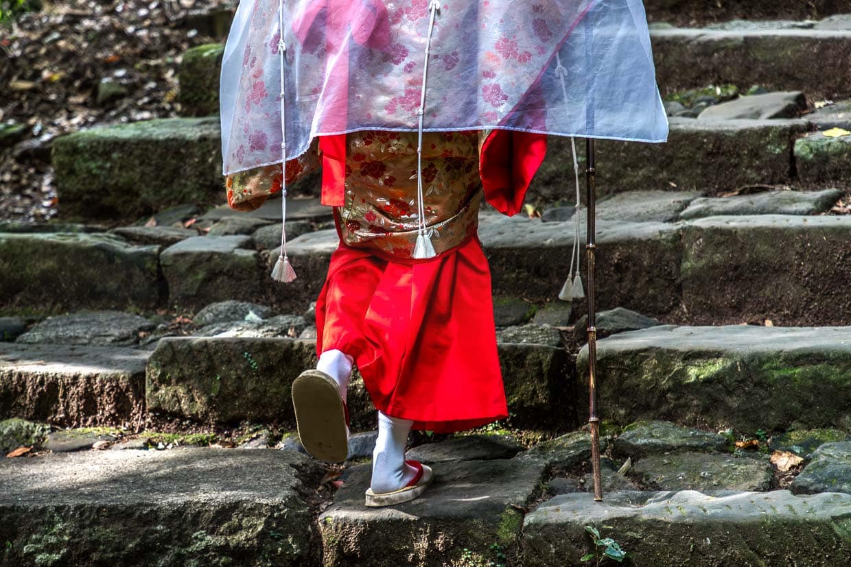 Spaziergang mit Zehensandalen aus Holz und im eng gebundenen Kimono auf dem Pilgerweg Kumano Kodo in der Präfektur Wakayama / © Foto: Georg Berg
