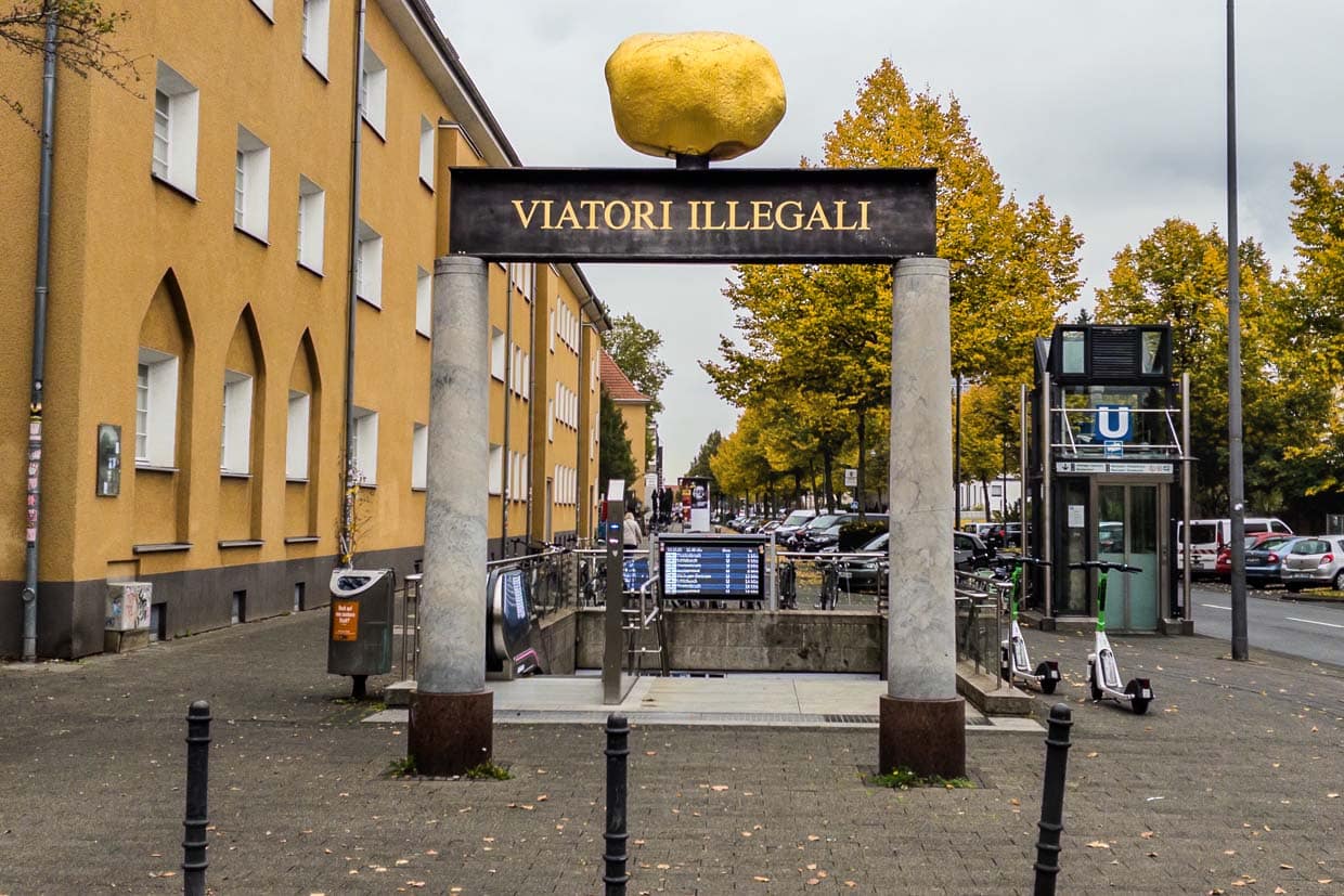 Die Skulptur Viatori Illegali krönt den Eingang der U-Bahn-Station an der Venloer Straße, Cologne, Germany