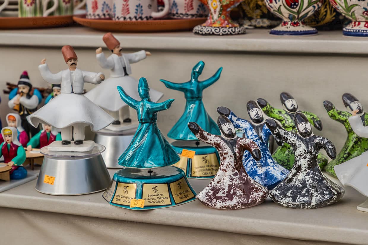 Drehende Derwisch-Figuren werden in einem Souvenierladen zum Verkauf angeboten / © Foto: Georg Berg