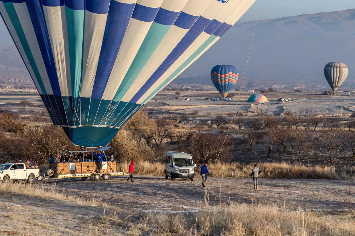 Nach der Landung eines Heißluftballons dürfen die Passgiere den Korb erst verlassen, wenn er sicher mit dem Trailer verbunden ist und die Ballonhülle keinen Auftrieb mehr hat / © Foto: Georg Berg