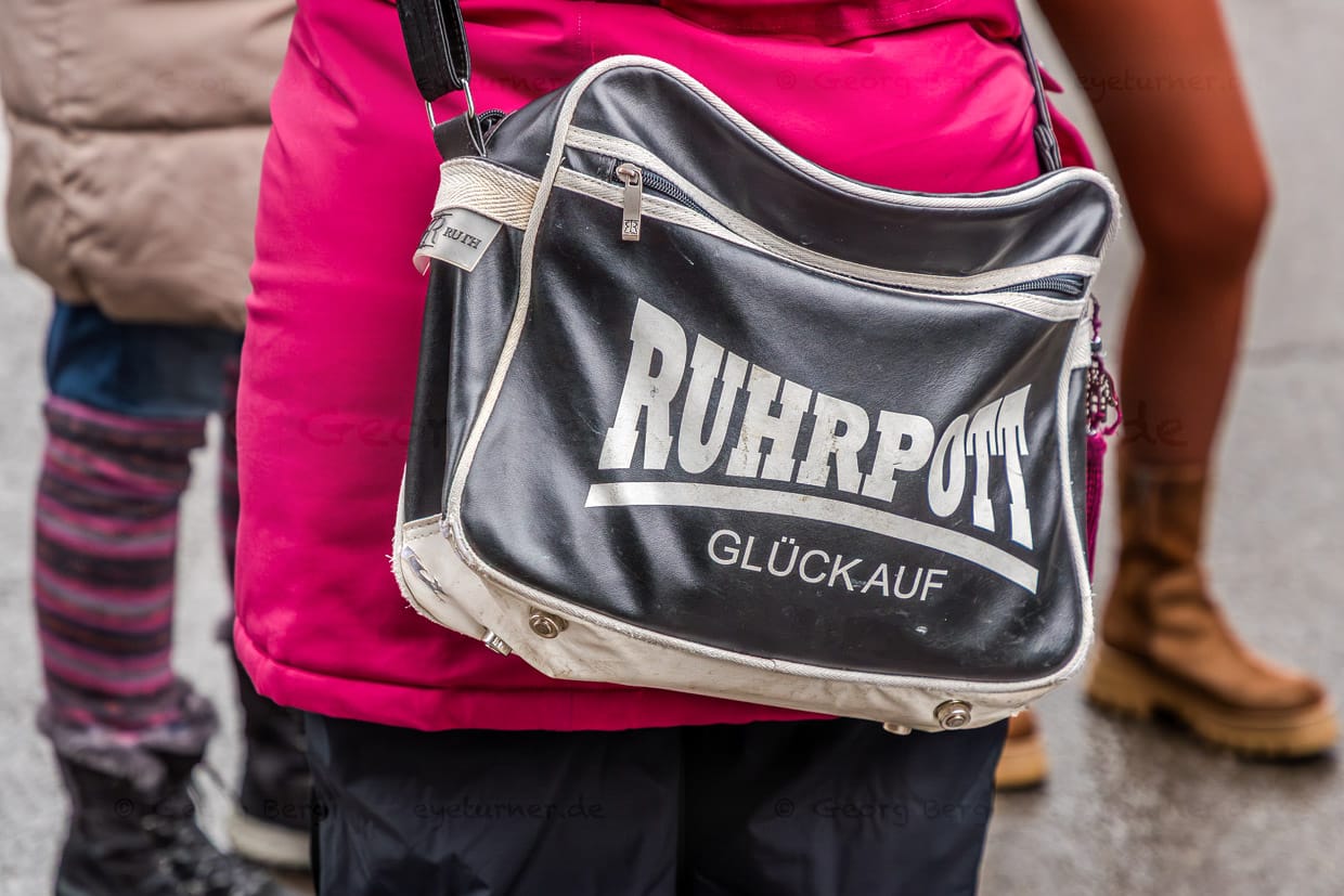 Tasche mit Aufschrift „Ruhrpott Glück auf“, dem Gruß aller Bergleute / © Foto: Georg Berg