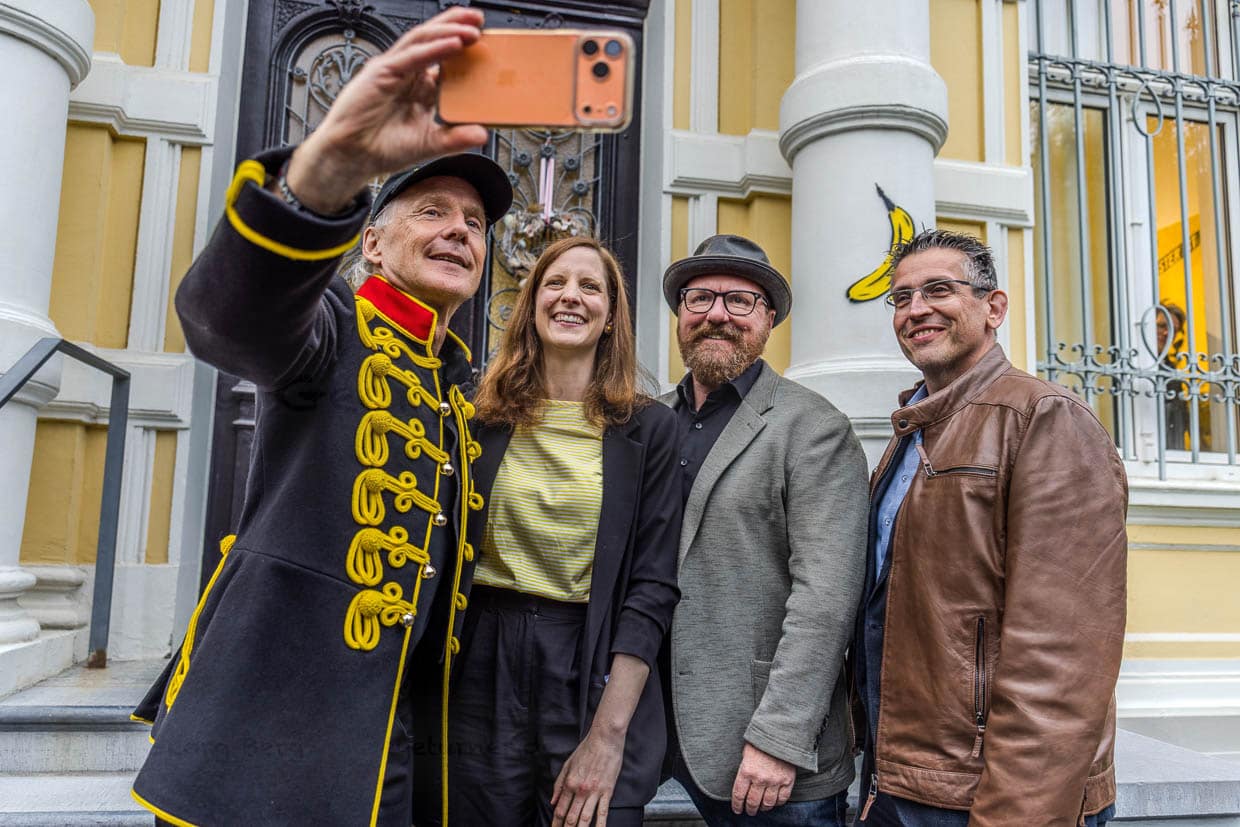 Vier Personen machen ein Selfie mit einem Smartphone am Stadtpark, Grevenbroich, Deutschland