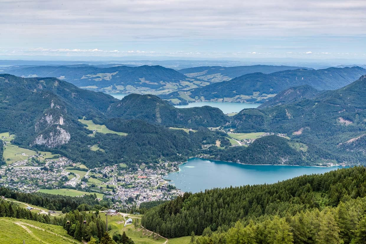 Panoramablick auf die alpine Landschaft mit Sankt Gilgen und Seen an der Zwölferhorn Mountainbike Runde, Sankt Gilgen, Austria