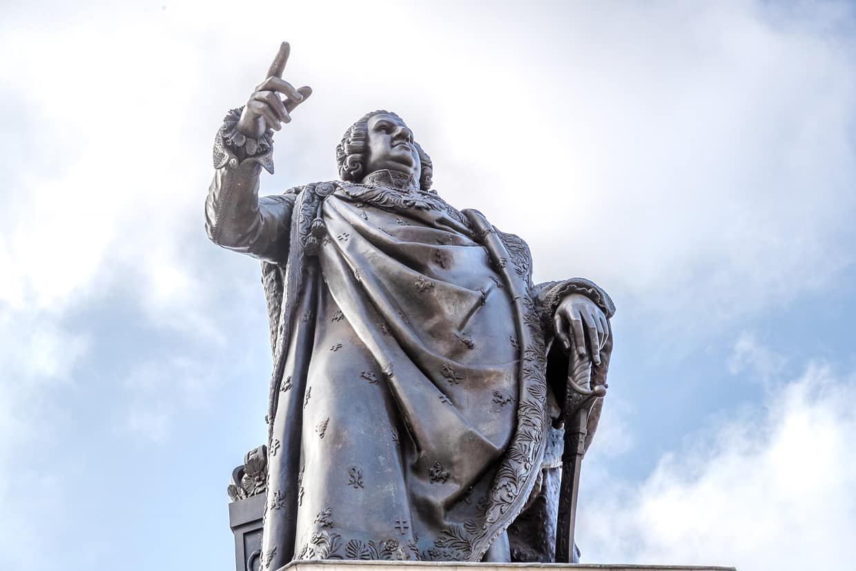 Bronzestatue von Stanislas Leszczynski zeigt auf Place Stanislas, Nancy, France