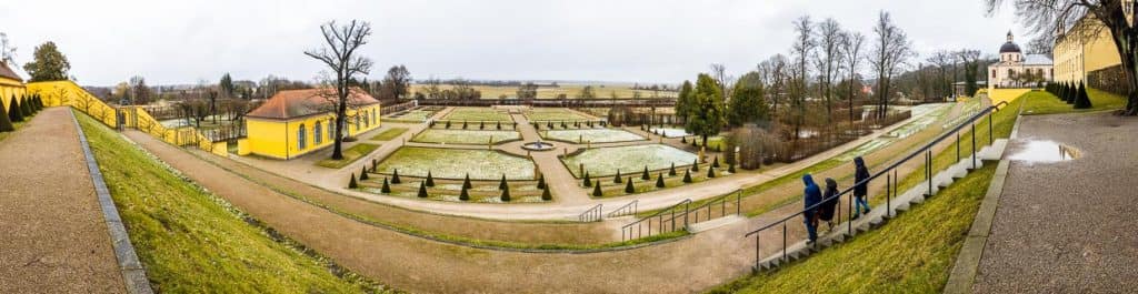 Panoramablick vom Klosterplatz auf den Klostergarten Neuzelle mit Orangerie und barocker Gartengestaltung über die Auenlandschaft der Oder bis nach Polen. Der Neuzeller Klostergarten gehört zu den bedeutendsten Gartenanlagen in Deutschland / © Foto: Georg Berg