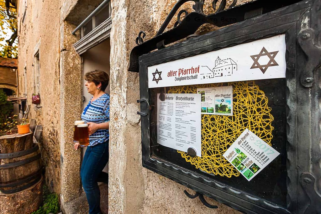 Hier wird frisches Zoigl-Bier in den Garten des alten Pfarrhofs gebracht