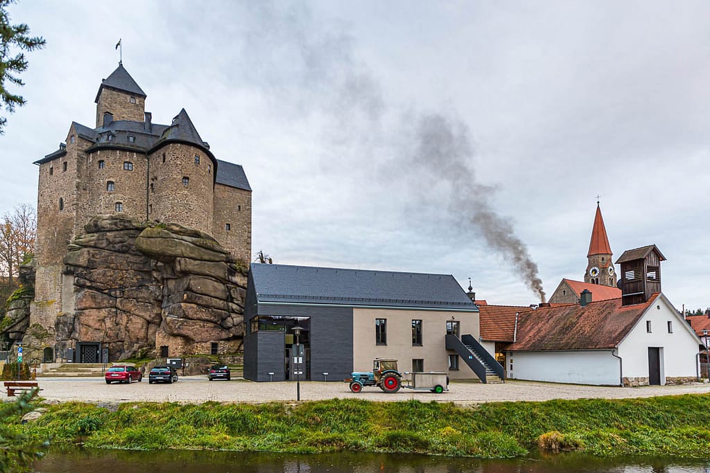 Zoigl-Brauen in der Oberpfalz. Schwarzer Rauch steigt über dem Kommun-Brauhaus von Falkenberg auf