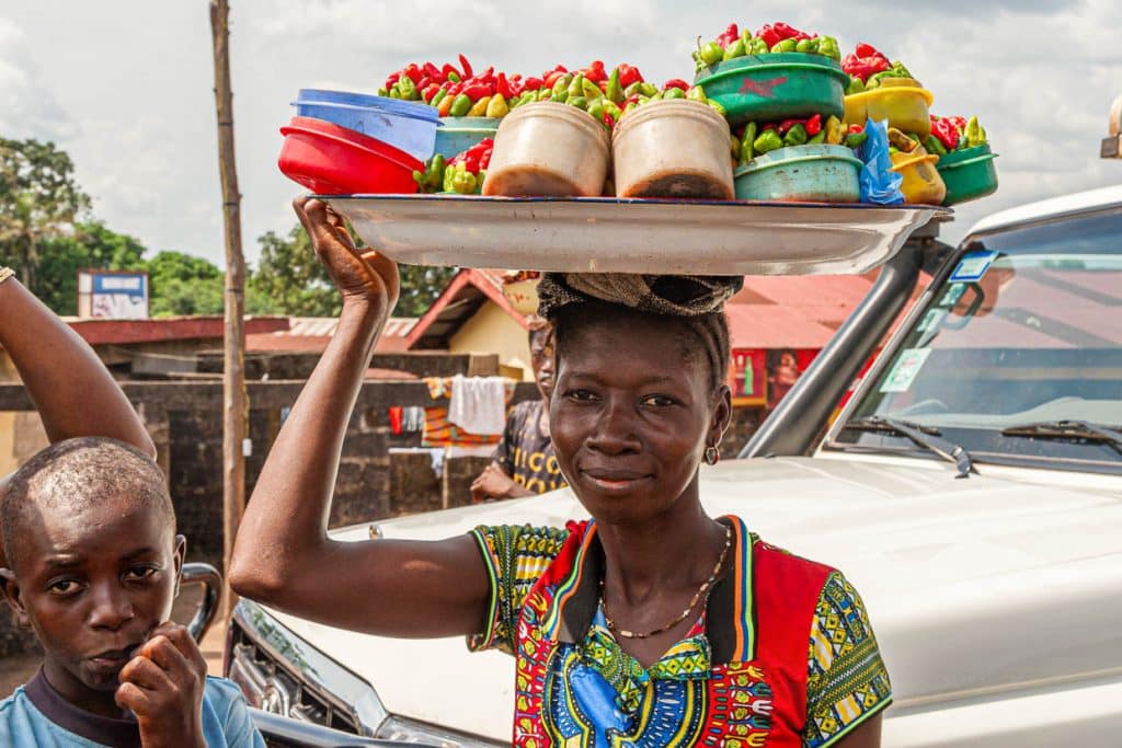 Street vendor with red and green chili peppers on offer / © Photo: Georg Berg