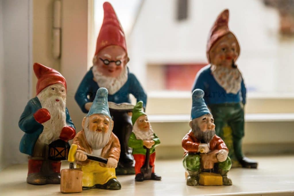 Neuzugang: Gartenzwerg auf Schaukel – vielleicht auch eine versteckte Anspielung auf Theodor Fontanes Effie Briest? / © Foto: Georg Berg