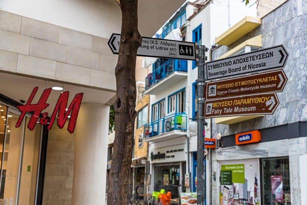 Straßenschilder auf der Ledra Street im griechisch-zypriotischen Teil von Nikosia. Hier dominieren westliche Einkaufsketten / © Foto: Georg Berg