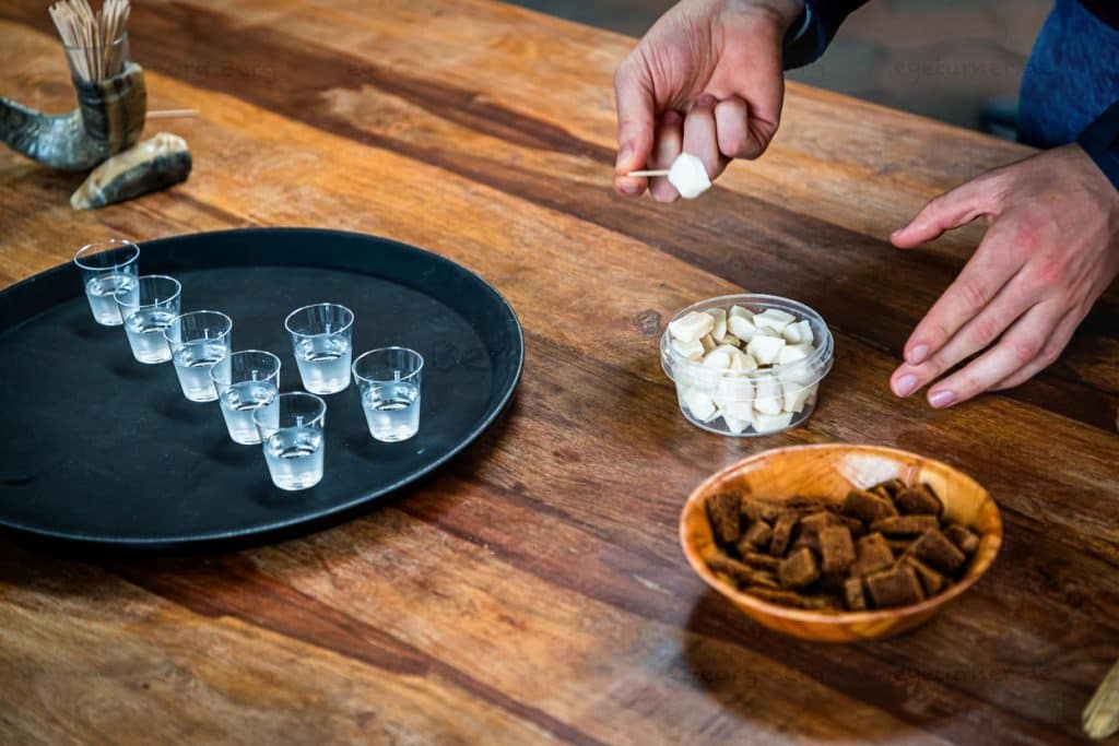 Hákarl Verkostung im Haifisch-Museum Bjarnarhöf. Das Fleisch wird in kleine Würfel geschnitten und mit Schnaps und Roggenbrot serviert / © Foto: Georg Berg