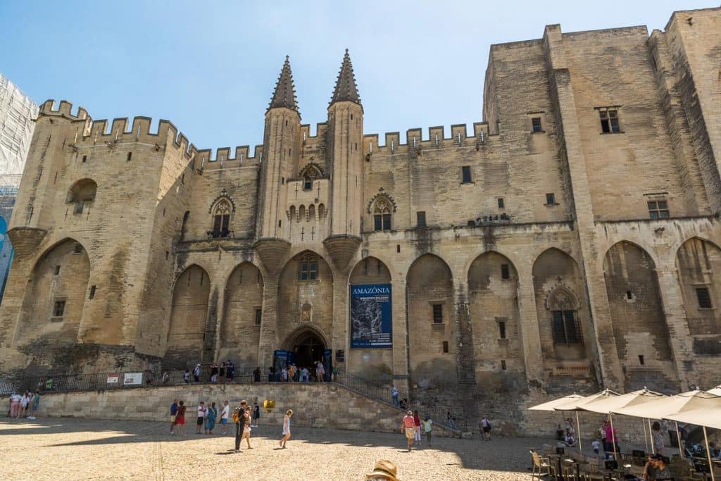 Das Hauptportal des Papstpalastes von Avignon / © Foto: Georg Berg