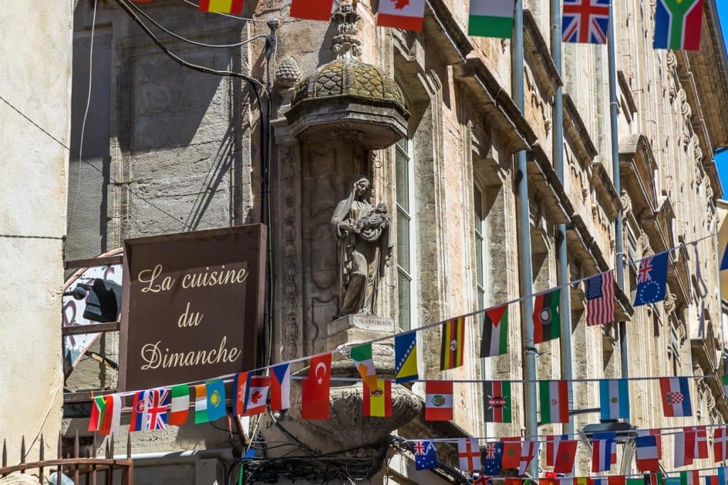 Avignon, die Stadt der Päpste, stand unter dem Schutz der Madonna. Davon zeugen viele Madonnen-Figuren an Hausfassaden, Avignon, France / © Foto: Georg Berg