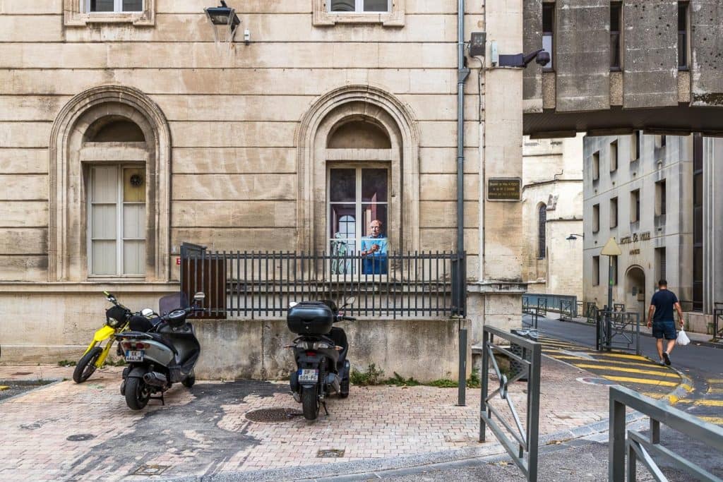 Wandgemälde - Serie von Marion Pochy und Dominique Durand für das Theaterfestival von Avignon mit Bezug auf berühmte Inszenierungen. Hier Pablo Picasso in der Rue Corneille, Onirocri von Antoine Bourseiller 1973. 1986 begannen die Künstlerin Marion Pochy und der Künstler Dominique Durand mit der Gestaltung von zugemauerten Fenstern, die sich an vielen Gebäuden der Altstadt von Avignon finden.  / © Foto: Georg Berg