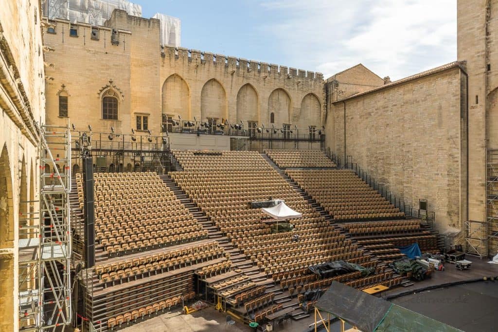 Der Innenhof im Papstpalast von  Avignon verwandet sich zum jährlichen Theaterfestival in eine große Open-Air Bühne / © Foto: Georg Berg