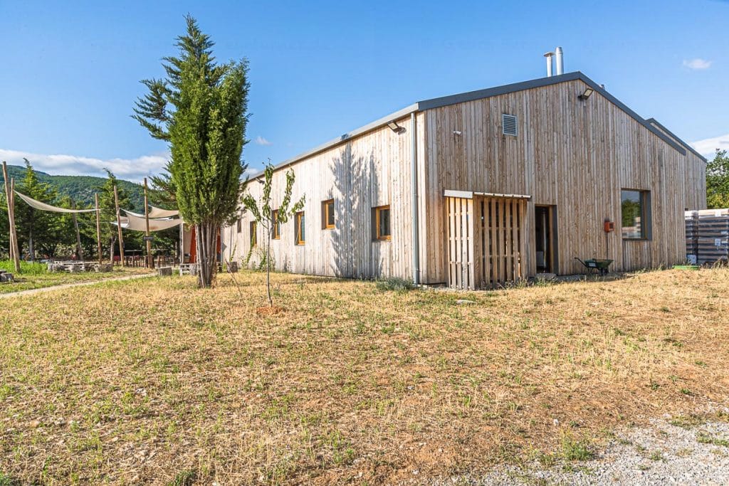 In Gigors-et-Lozeron steht seit 2015 ein schlichter Ökobau. Die hohe Qualität des Quellwassers war ausschlaggebend für den Standort / © Foto: Georg Berg