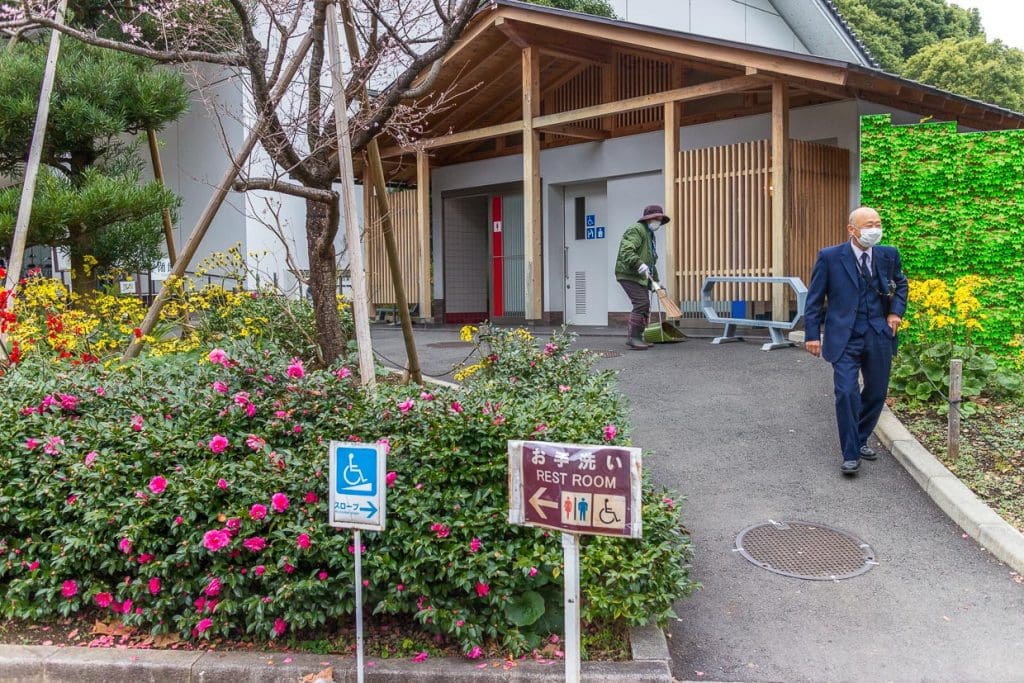 Toilettenhaus im Garten des Kaiserpalastes in Tokio. Hier gilt auch Ende 2022 noch eine Maskenpflicht. / © Foto: Georg Berg