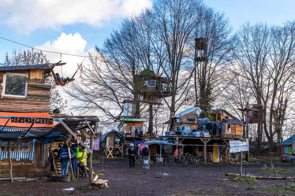 Hängematte über der Spülstraße im Hüttendorf / © Foto: Georg Berg