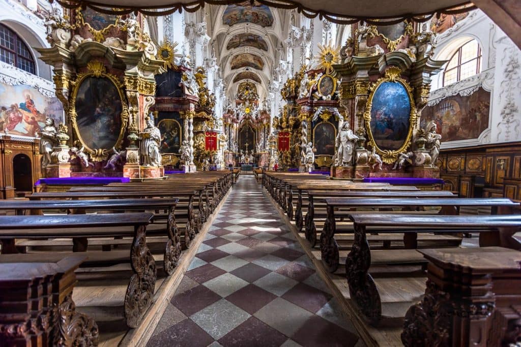 Der Innenraum der Klosterkirche wirkt nach Osten ungewöhnlich lang. Dieser Eindruck entsteht durch die Vielzahl der Nebenaltäre. Sie umschließen die Pfeiler, wachsen an ihnen empor und bilden so eine Prachtstraße zum Hochaltar / © Foto: Georg Berg