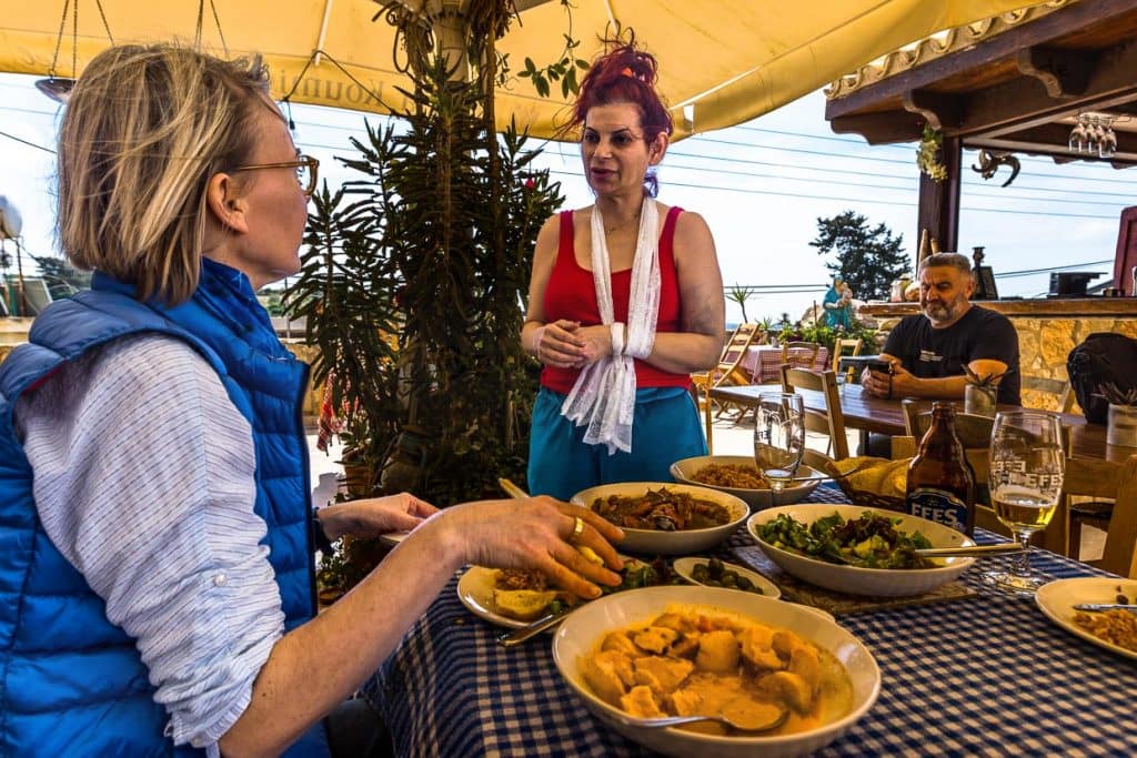 Im Restaurant und Boutique Hotel Hanna Koumi in Kormakitis / Korucam, kocht die Gastgeberin Angeliki landestypische Gerichte wie Kolokasi, Molohiya oder Kleftiko / © Foto: Georg Berg