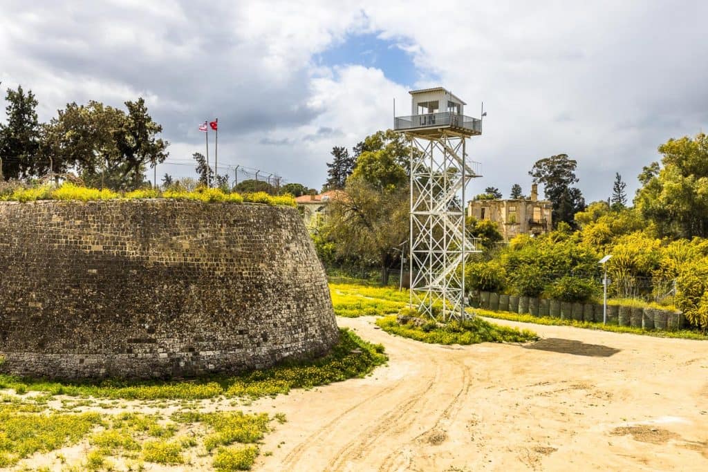 UN Wachturm in der Buffer Zone, der sogenannten Green Line, die 1964 zur Befriedung der Unruhen durch das Zentrum von Nikosia verläuft / © Foto: Georg Berg