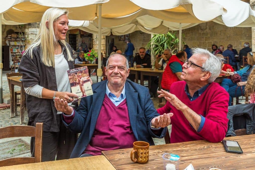 Süleyman Ergüclü, ehemaliger Chefredakteur einer Zeitung im türkischen Norden war 1974 Soldat und kämpfte gegen die griechischen Zyprioten und deren Schutzmacht Griechenland. Über seine Kriegserfahrungen hat er ein Buch geschrieben „A minute. A lifetime“ / © Foto: Georg Berg