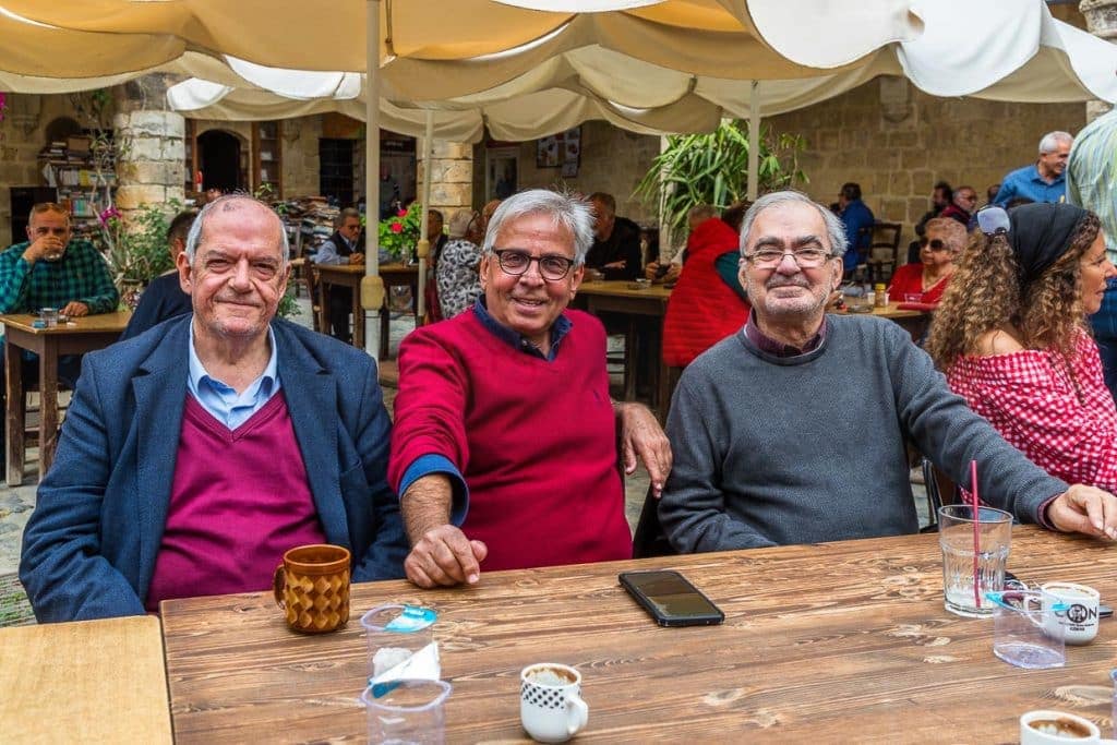 Süleyman Ergüclü (l.), Gründer und ehemaliger Chefredakteur einer Zeitung im türkischen Norden und Andreas Paralikis (m.), Zyperngrieche und Mitbegründer des Coffee Clubs, den sie selbstironisch als Verräter-Club bezeichnen sowie rechts der dritte Mitgründer auf ihrem wöchentlichen Treffen in Büyük Han, Great Inn, in der Altstadt von Nikosia / © Foto: Georg Berg