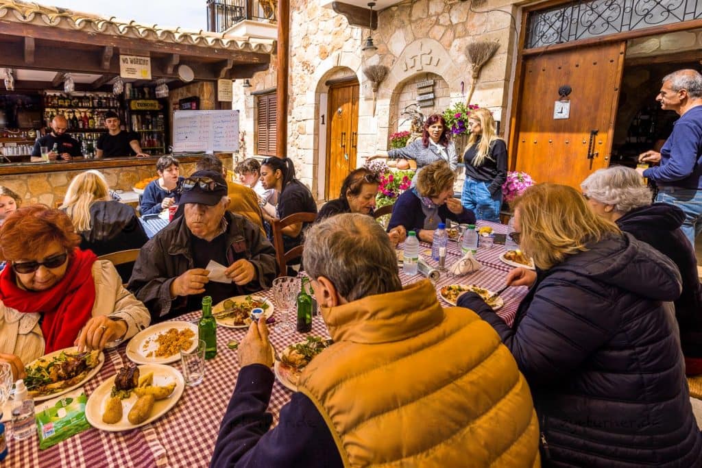 Im Restaurant und Boutique Hotel Hanna Koumi schätzen die Gäste das traditionelle Essen aus lokalen Produkten der Köchin und Gastgeberin Angeliki / © Foto: Georg Berg