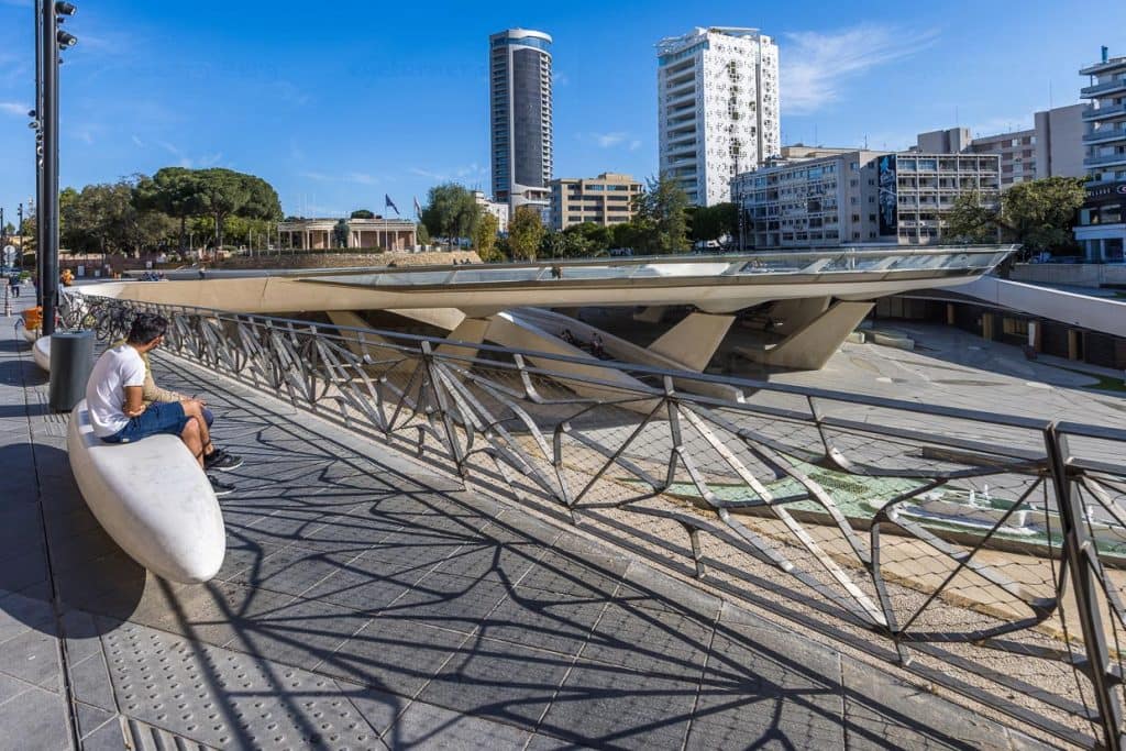 Platía Eleftherías am südlichen Rand der Altstadt nach Plänen von Zaha Hadid Architects (London) wurde 2021 nach 11-jähriger Umbauzeit fertiggestellt zeigt geometrische Elemente auf zwei Ebenen / © Foto: Georg Berg