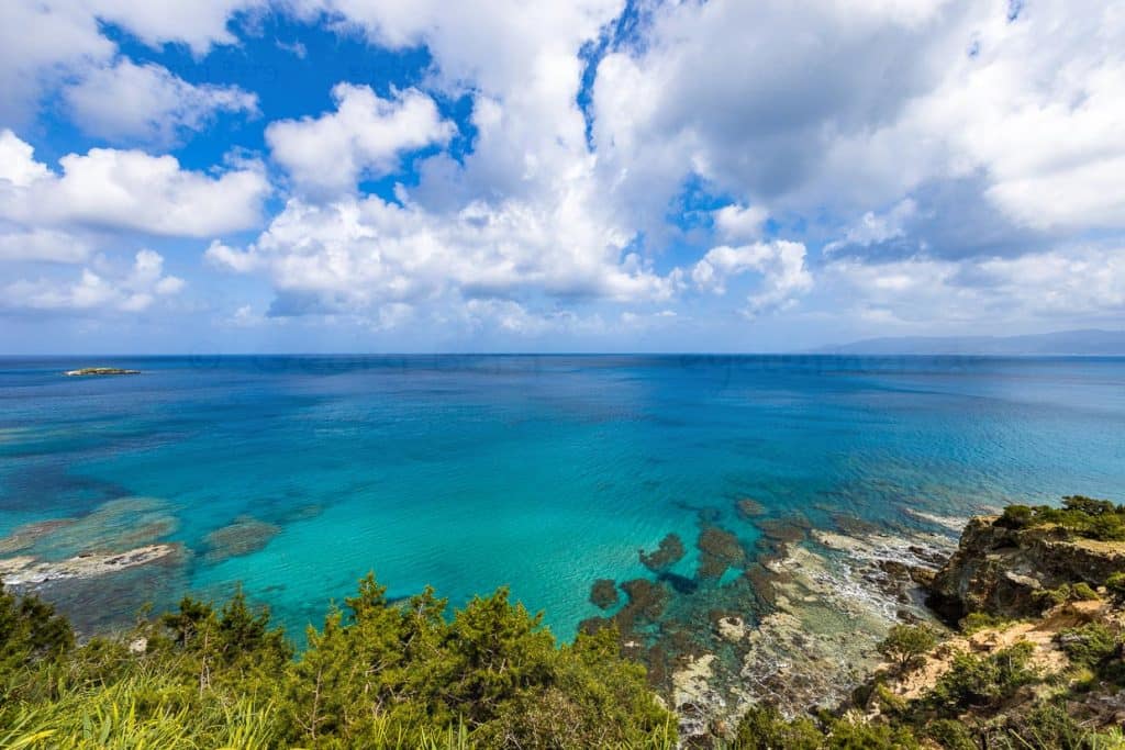 Türkisblaues Wasser an der blauen Lagune bei Akamas. Blick vom Aphrodite Trail / © Foto: Georg Berg
