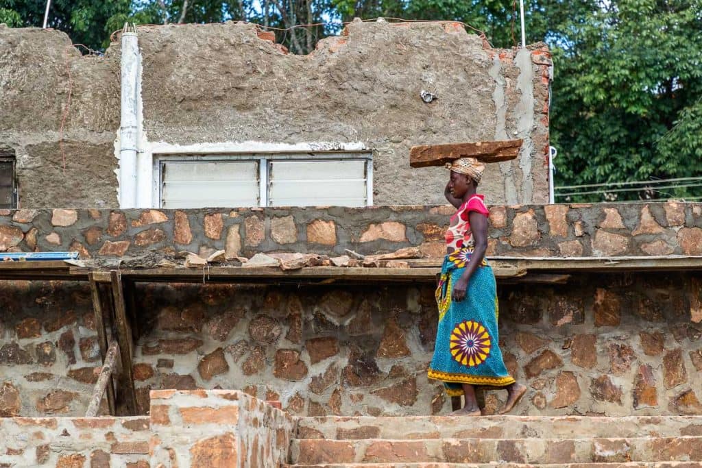 Men and women working together on the construction site / © Photo: Georg Berg
