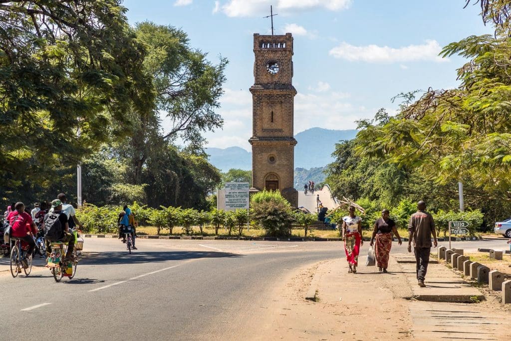 Queen Victoria Memorial Tower in Mangochi, Malawi. Im Hintergrund die Bakili-Muluzi-Brücke. Das Denkmal wurde 1901 zu Ehren der Kolonialkönigin Victoria (1837-1901) errichtet und ist heute eines von wenigen Bauwerken aus der britischen Kolonialzeit in Malawi / © Foto: Georg Berg