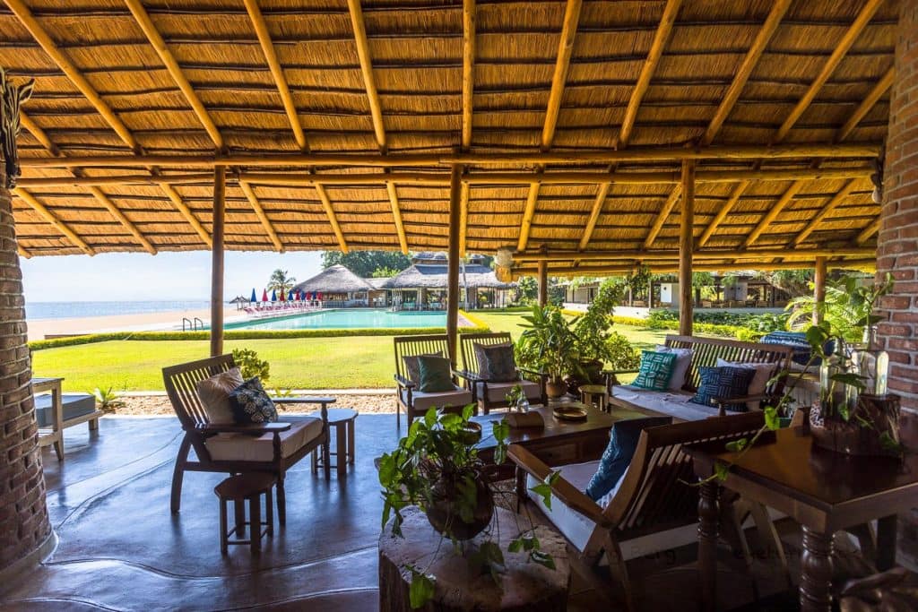 Blick über die Hotelanlage mit breitem Sandstrand von Makokola Retreat in Mangochi, Malawi / © Foto: Georg Berg