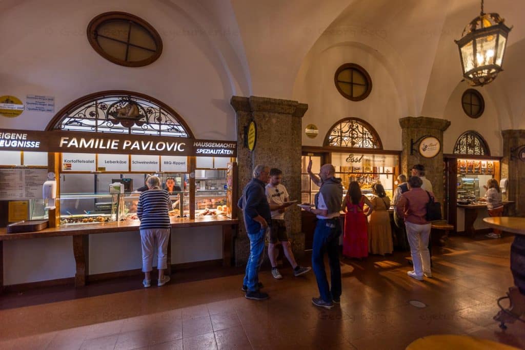 Schmankerl-Gang im Augustiner-Bräu. Seit über 100 Jahren werden den Gästen hier Speisen zum Kauf angeboten / © Foto: Georg Berg