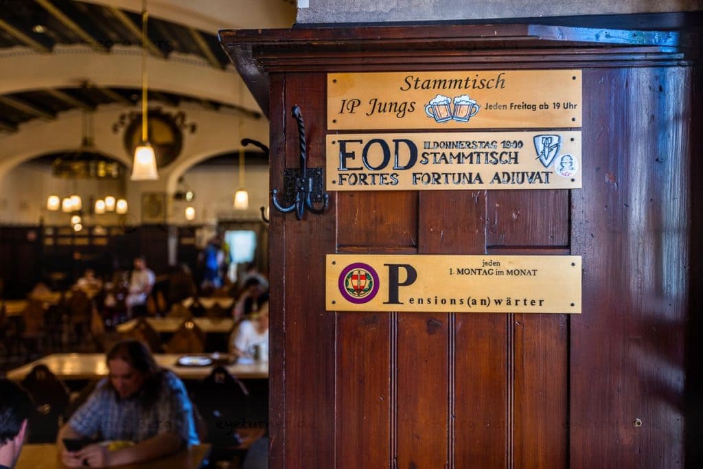 Stammtisch-Schilder im Stockhammer-Saal des Augustiner-Bräus, gegründet 1621. Die Biergaststätte ist eine Institution für die Salzburger. Ein Stammtisch besteht aus mindestens 8 Personen, die sich einmal im Monat treffen / © Foto: Georg Berg