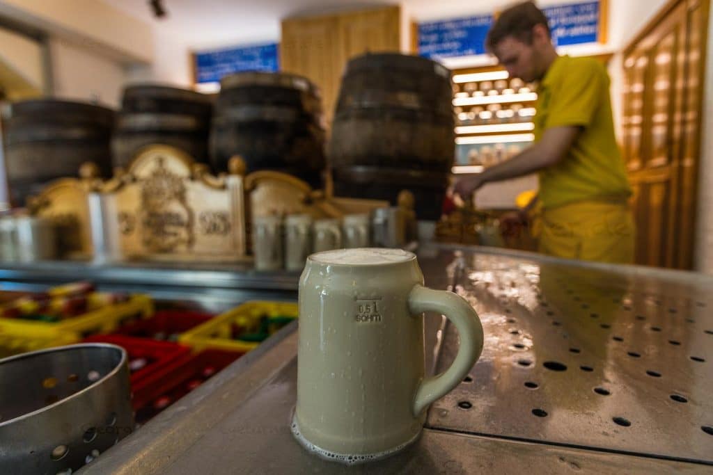 Bierausschank im Augustiner-Bräu, Kloster Mülln. Das Bier, nach geheimen Rezept gebraut, kommt aus Holzfässern und wird in Steinkrügen ausgeschenkt / © Foto: Georg Berg