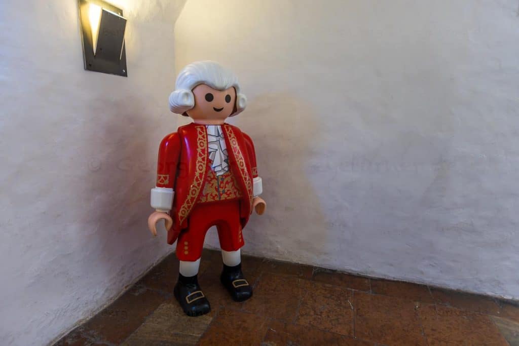 Mozart als Playmobilfigur in seinem Geburtshaus in der Getreidegasse 9 / © Foto: Georg Berg