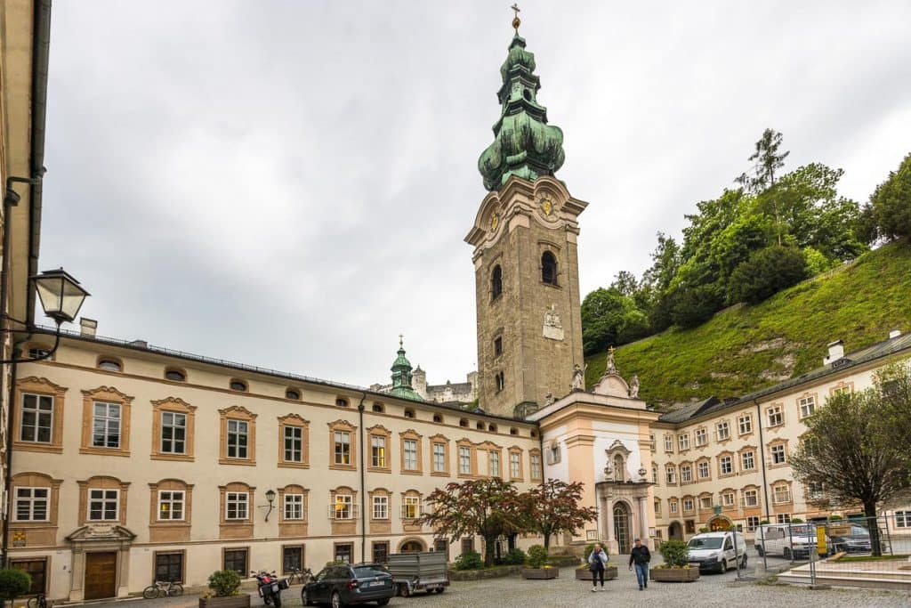 Stift Sankt Peter, auch Erzabtei St. Peter (lat. Archiabbatia sancti Petri Salisburgensis) in Salzburg, ist das älteste bestehende Kloster der Österreichischen Benediktinerkongregation und im deutschen Sprachraum allgemein. Die Mönche leben nach der Benediktusregel. Das gesamte Areal ist unter nationalen Denkmalschutz gestellt / © Foto: Georg Berg