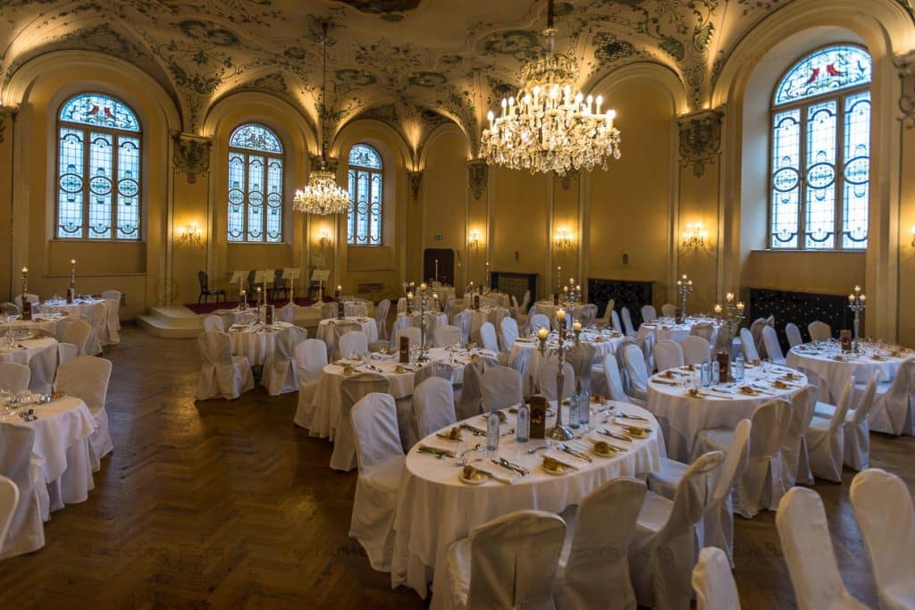 Barocksaal im Stiftskulinarium St Peter in Salzburg. Hier findet mehrmals in der Woche das Mozart Dinner Concert statt. Zur Musik von Wolfgang Amadeus Mozart wird ein historisches Menü serviert, das stets mit Salzburger Nockerln als Dessert abschließt / © Foto: Georg Berg