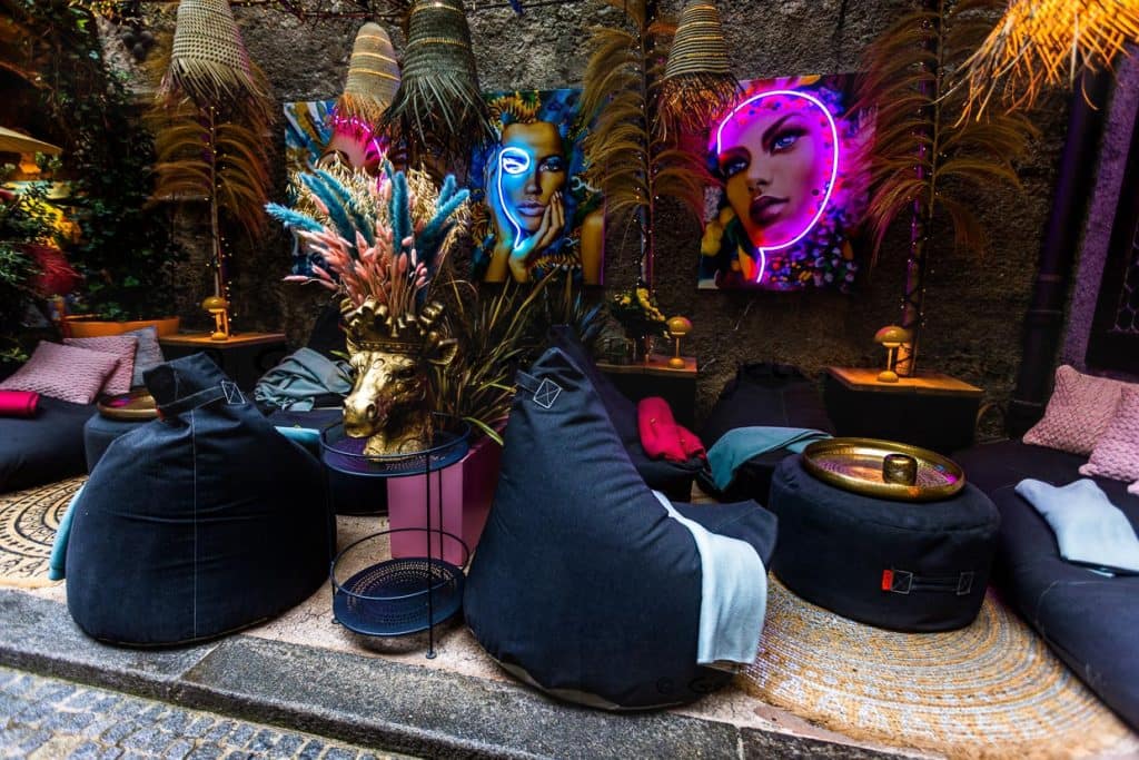 Details in der Outdoor-Lounge im Restaurant Peter, St. Peter Stiftskulinarium. Historisches Ambiente wird hier mit Pop-Art gemischt / © Foto: Georg Berg