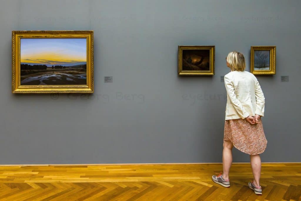 Besucherin im Albertinum Dresden betrachtet Gemälde von Caspar David Friedrich, Zwei Männer in Betrachtung des Mondes, 1819/1820 / © Foto: Georg Berg