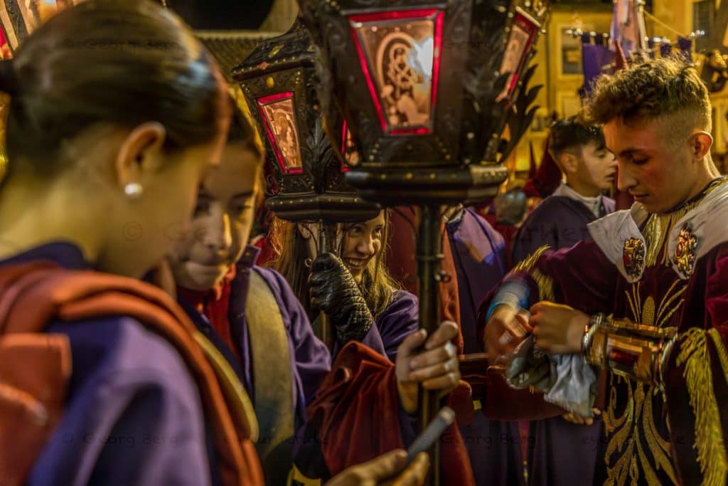 Procession in Spain. Participants wear traditional robes and hold lanterns. / © Photo: Georg Berg