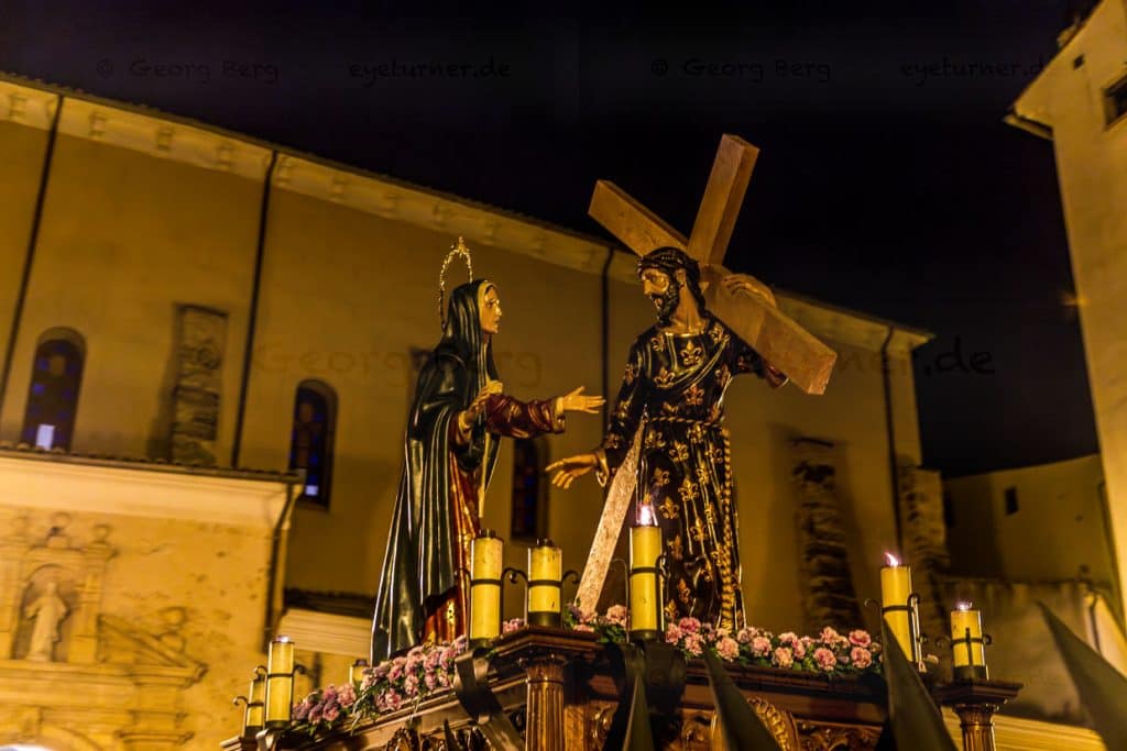At the sight of the Paso El Encuentro del Señor con la Virgen, carried by the Hermandad de Nuestra Señora de la Soledad de San Agustín, the angry crowd falls silent and mourns with the mother / © Photo: Georg Berg