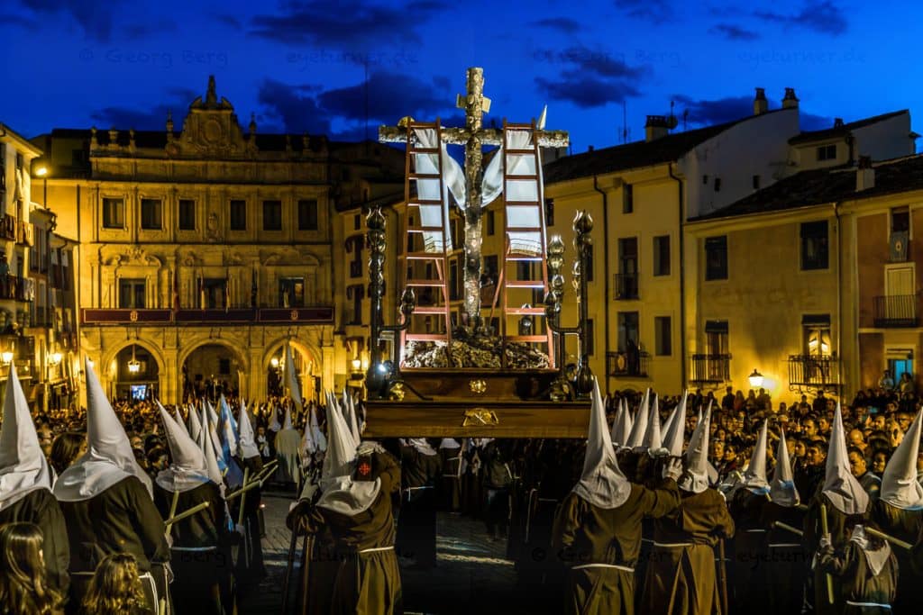 Paso La Cruz Desnuda (The Naked Cross) of the Venerable Hermandad de la Cruz Desnuda de Jerusalén. The evening Good Friday procession, which begins at 9 pm at the cathedral of Cuenca, is characterized by special solemnity, silence and an impressive atmosphere / © Photo: Georg Berg